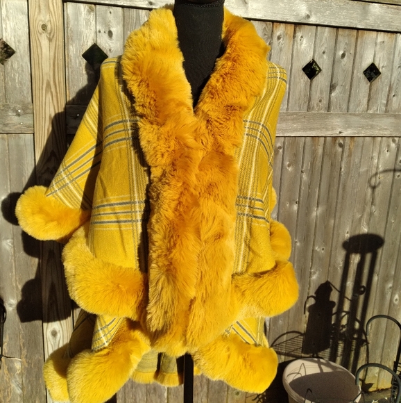 Unknown Jackets & Blazers - 🍁 🎄 BACK IN STOCK!! Wrap Jacket Mustard Gold Plaid w/faux fur accents 😲